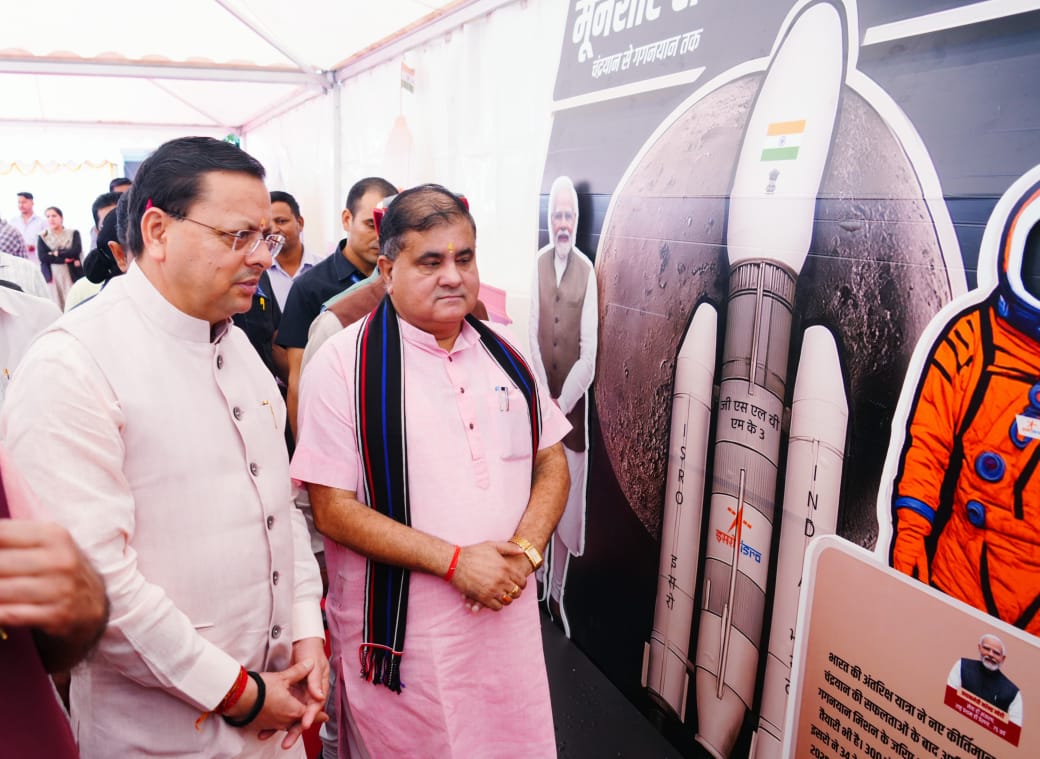 नगर निगम द्वारा आयोजित सेवा पखवाड़े का सीएम ने किया शुभारंभ देहरादून।   मुख्यमंत्री पुष्कर सिंह धामी ने सेवा पखवाड़ा के अंतर्गत शुक्रवार को नगर निगम देहरादून द्वारा आयोजित प्रदर्शनी का शुभारंभ किया। इस अवसर पर उन्होंने प्रदर्शनी का अवलोकन भी किया।  मुख्यमंत्री ने कहा कि  सेवा पखवाड़ा के तहत प्रदेश में स्वच्छता, स्वास्थ्य सेवा, महिला सशक्तिकरण एवं सामाजिक जागरूकता से जुड़े विभिन्न कार्यक्रम आयोजित किए जा रहे हैं। जन सुविधाओं के लिए बहुद्देशीय शिविरों का आयोजन किया जा रहा है। केन्द्र और राज्य सरकार की विभिन्न योजनाओं से लोगो को लाभान्वित किया जा रहा है। उन्होंने सभी को सेवा पखवाड़ा की गतिविधियों में सक्रिय सहयोग का आह्वान किया।  इस अवसर पर कैबिनेट मंत्री गणेश जोशी, राज्यसभा सांसद महेंद्र भट्ट, नरेश बंसल, मेयर सौरभ थपलियाल, विधायक खजानदास, उमेश शर्मा काऊ, अन्य जन प्रतिनिधिगण मौजूद थे।