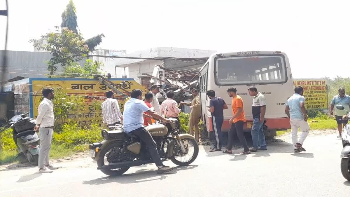 अनियंत्रित होकर पोल तोड़ते हुए ट्रांसफॉर्मर में टकराई बस,मचा हड़कंप