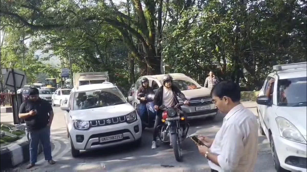 गलोगी के पास फिर लैंडस्लाइड, मसूरी मार्ग बंद यात्री फंसे