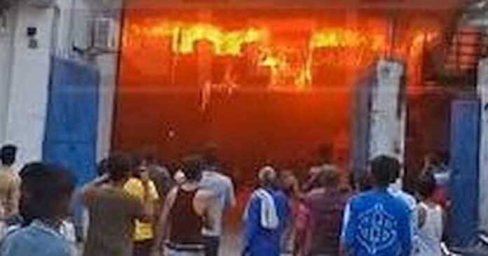 पाइप फैक्ट्री में लगी भीषण आग, से करोड़ों का नुकसान