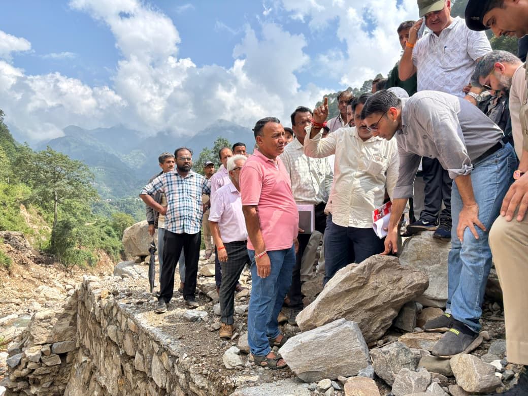 डीएम ने पैदल चलकर किया दुर्गम आपदाग्रस्त क्षेत्रों का दौरा
