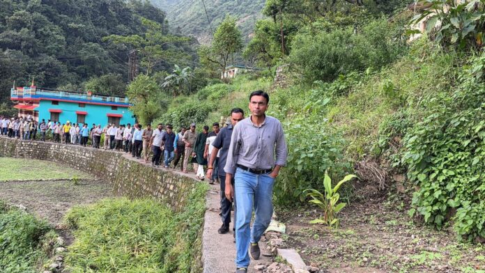 पहले रिस्पांडर के रूप में डीएम पहुंचे आपदा प्रभावित परिवारों के पास