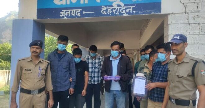 दुकान में जुआ खेलते हुए 13 पकड़े, लाखों की नगदी व ताश की गड्डियां बरामद