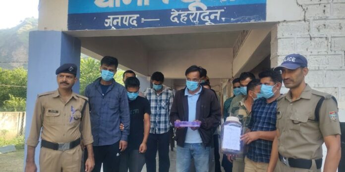 दुकान में जुआ खेलते हुए 13 पकड़े, लाखों की नगदी व ताश की गड्डियां बरामद