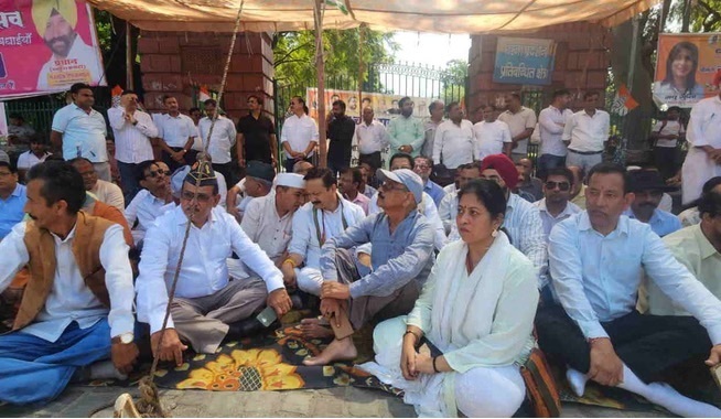 कांग्रेस ने धरना देकर बेरोजगारों के आन्दोलन को दिया समर्थन,यूकेएसएसएससी प्रकरण में सीबीआइ्र जांच की मांग