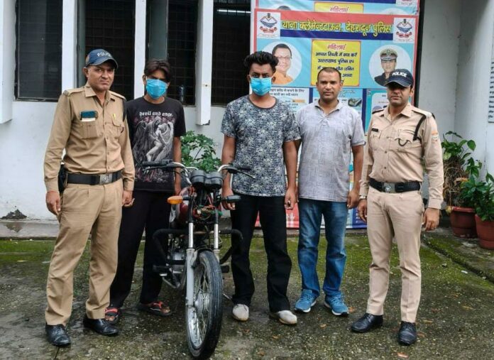 वाहन चोरी का खुलासा, दो गिरफ्तार