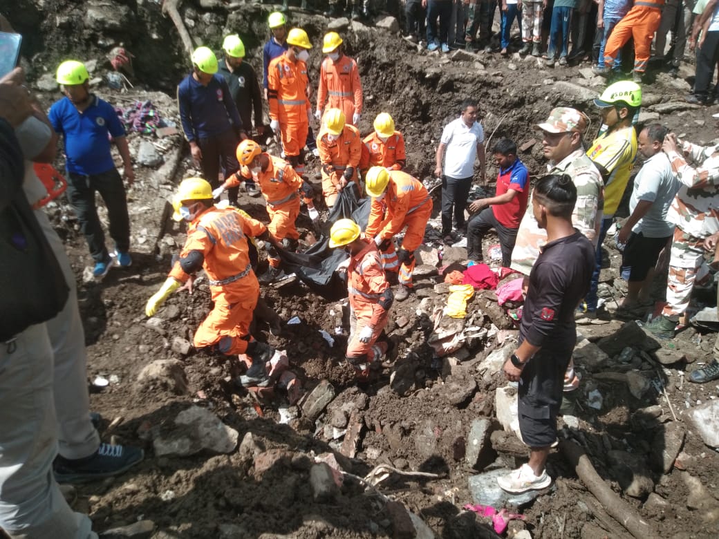 मलबे में दबकर मां और बच्चों की मौत, पर मरते-मरते भी जिंदा रही ममता