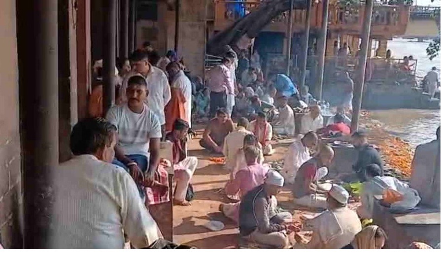 श्राद्ध के अंतिम दिन धर्मनगरी में पित्रों के तर्पण के लिए उमड़ी भीड़