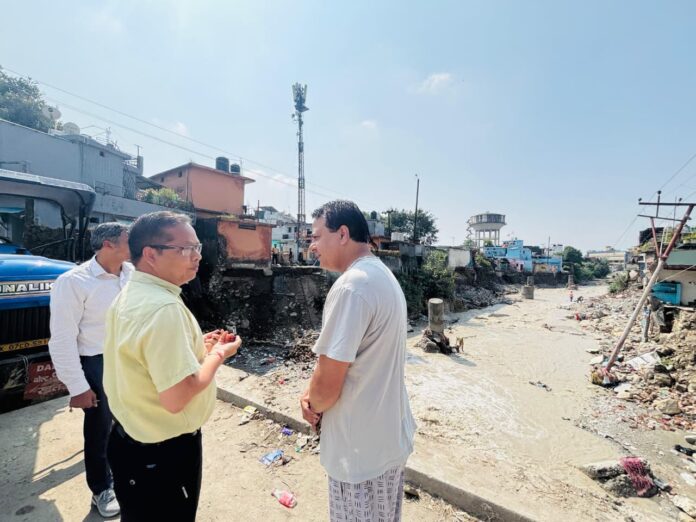 डीएम के निर्देश पर आपदा प्रभावित क्षेत्रों में दौड़ रहे अधिकारी अधिकारी