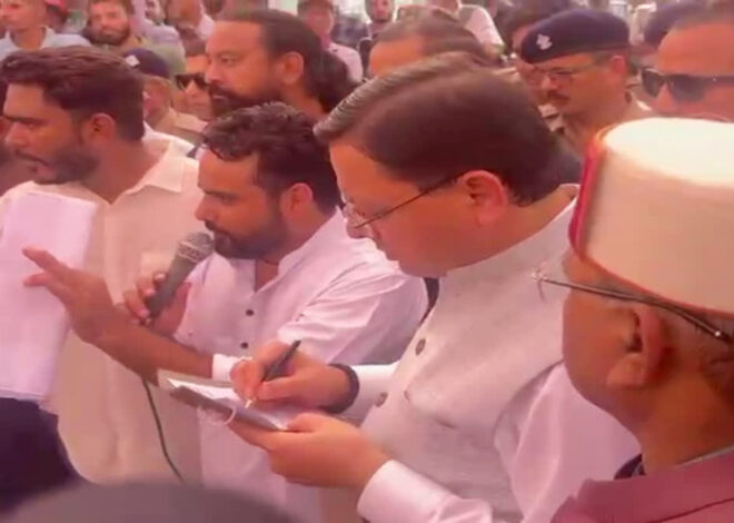 यूकेएसएसएससी मेपर लीक प्रकरणःसीएम धामी ने खुद धरना स्थल पहंुचकर सीबीआई जांच की हामी भरी