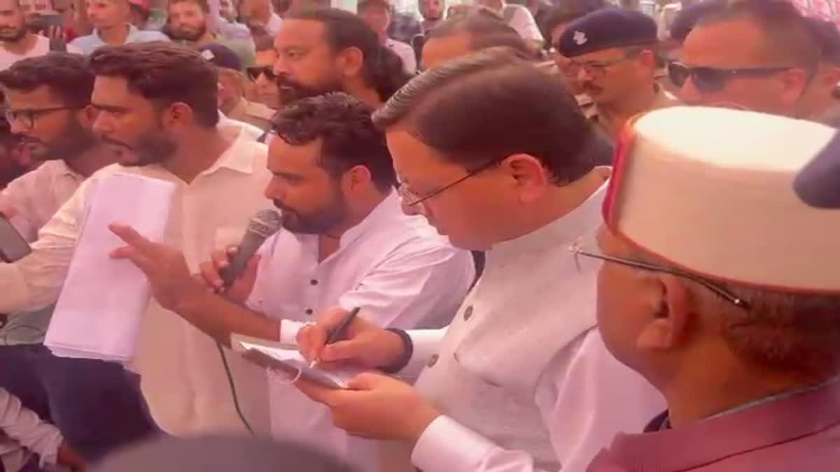 यूकेएसएसएससी मेपर लीक प्रकरणःसीएम धामी ने खुद धरना स्थल पहंुचकर सीबीआई जांच की हामी भरी