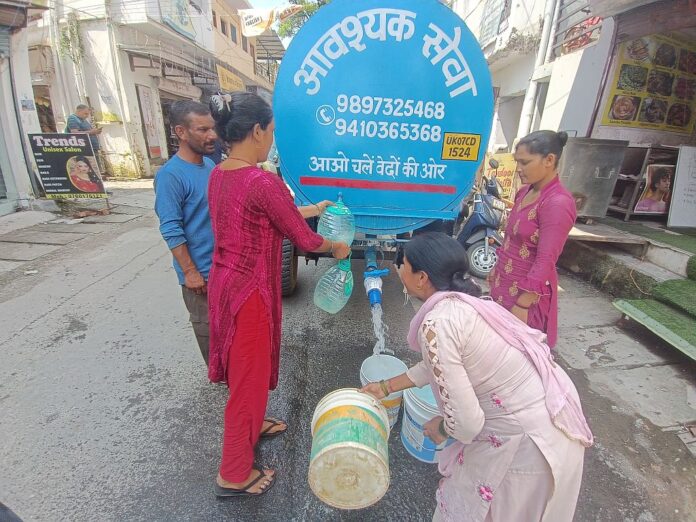 दून में पानी के लिए हाहाकार, कई इलाकों में पानी की बूंद-बूंद के लिए तरसे लोग