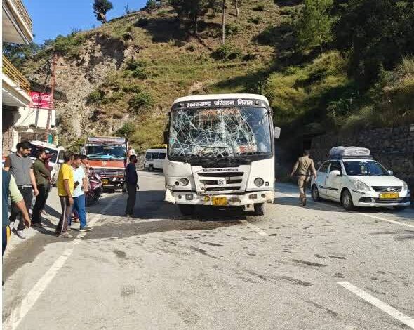 रोडवेज ने स्कूल बस को मारी टक्कर, कई बच्चे घायल