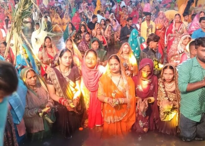 ऋषिकेश, हरिद्वार के घाटों पर व्रती महिलाओं ने उगते सूर्य को दिया अर्घ्य