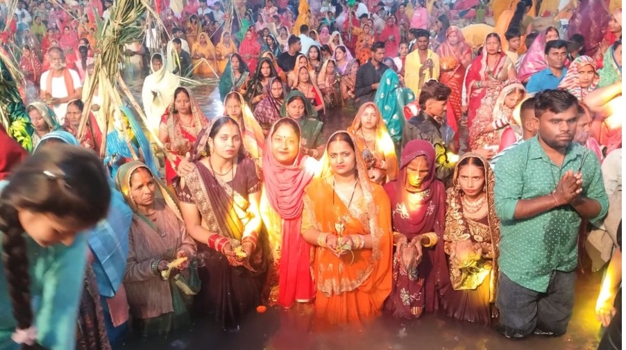 ऋषिकेश, हरिद्वार के घाटों पर व्रती महिलाओं ने उगते सूर्य को दिया अर्घ्य