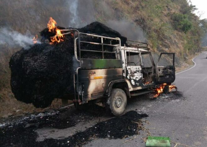 पराली से भरे पिकअप में लगी भीषण आग