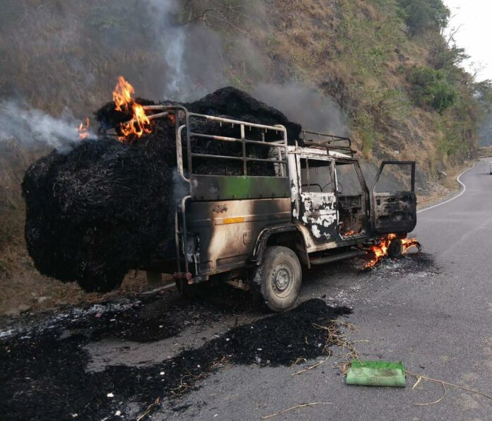 पराली से भरे पिकअप में लगी भीषण आग