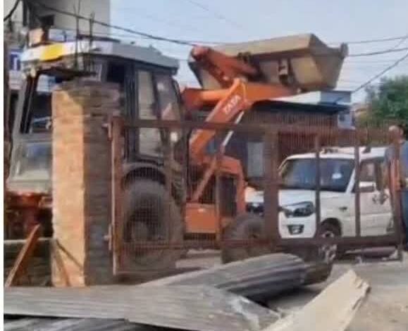 बिजली चोरी कर किया जा रहा अवैध निर्माण प्रशासन ने किया ध्वस्त