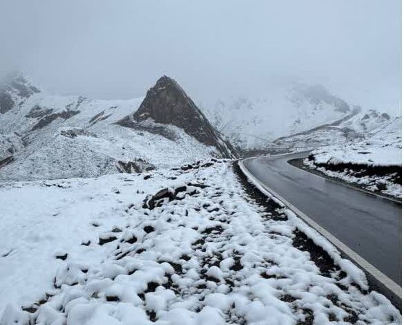 पिथौरागढ़ के उच्च हिमालयी क्षेत्रों में बर्फबारी,चांदी की तरह चमकने लगी चोटियां