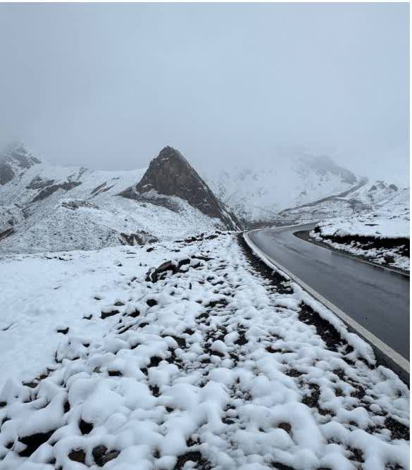 पिथौरागढ़ के उच्च हिमालयी क्षेत्रों में बर्फबारी,चांदी की तरह चमकने लगी चोटियां