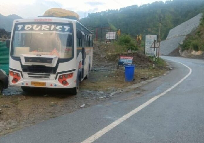 तीर्थयात्रियों को लेकर जा रहा नशेड़ी बस चालक गिरफ्तार, बस सीज