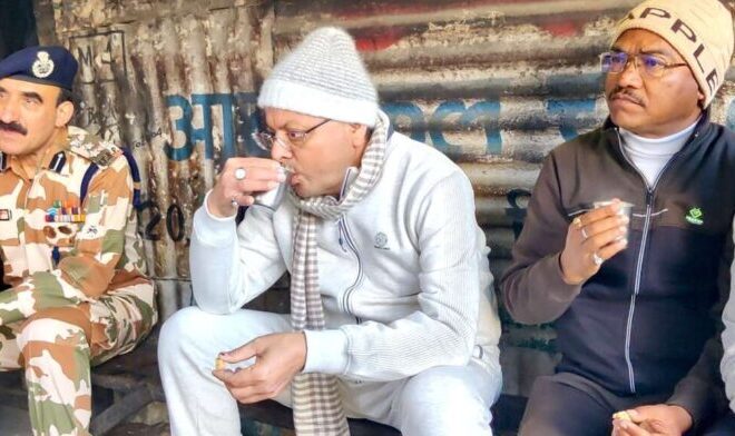 सीएम धामी ने स्थानीय लोगों के साथ मॉर्निंग वॉक के दौरान की चर्चा