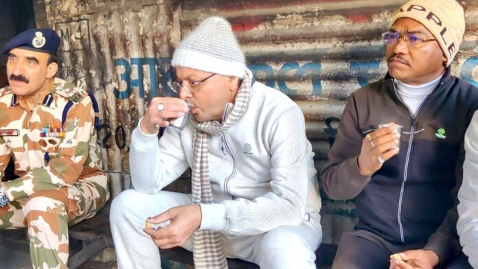 सीएम धामी ने स्थानीय लोगों के साथ मॉर्निंग वॉक के दौरान की चर्चा