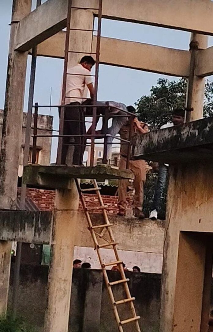 परिजनों से झगड़ा होने के बाद युवक चढ़ा पानी की टंकी पर