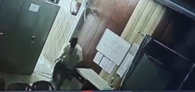 व्यवस्था पर सवालः छत फाड़कर नगर निगम में घुसा चोर