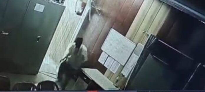 व्यवस्था पर सवालः छत फाड़कर नगर निगम में घुसा चोर