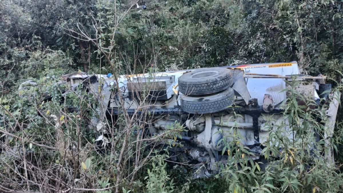 खाई में गिरा पेट्रोल-डीजल से भरा ट्रक,