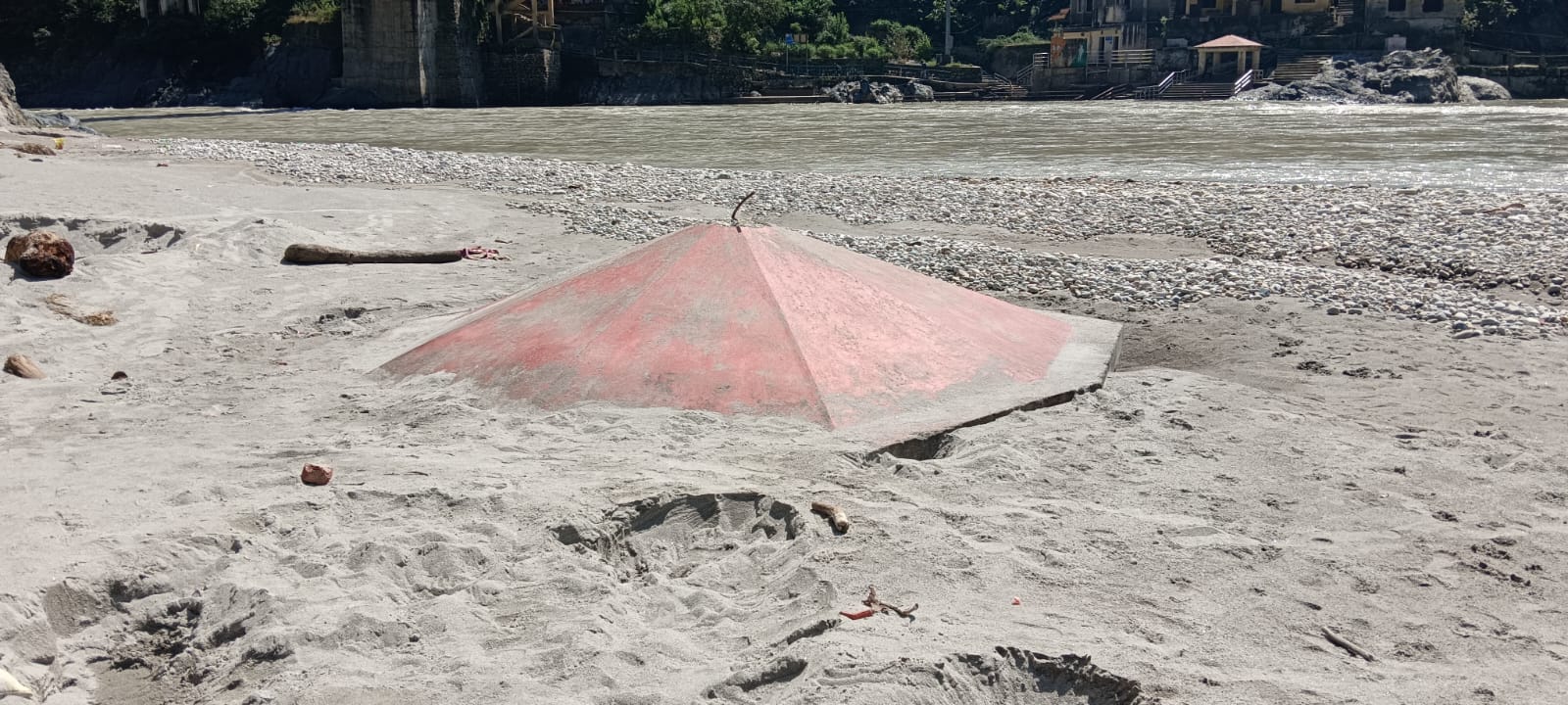 मानसून के बाद अंलकनंदा का जलस्तर हुआ सामान्य,पर घाट अब भी मलबे से पटे