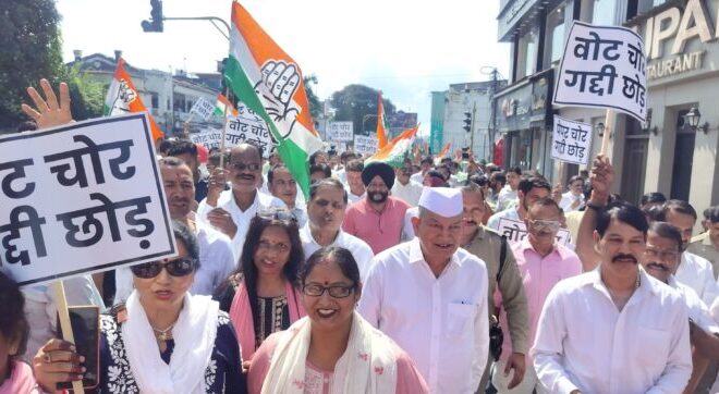 पेपरलीक मामले में कांग्रेसियों ने किया सीएम आवास का घेराव