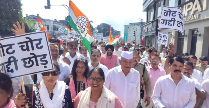 पेपरलीक मामले में कांग्रेसियों ने किया सीएम आवास का घेराव