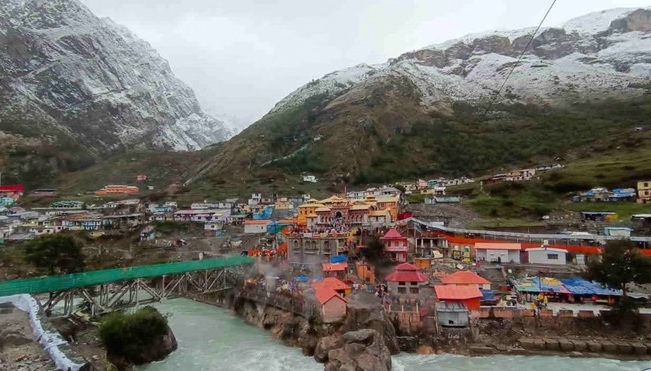 मंगलवार को भी जारी रहा बर्फबारी का दौर, चोटियां बर्फ से लदी