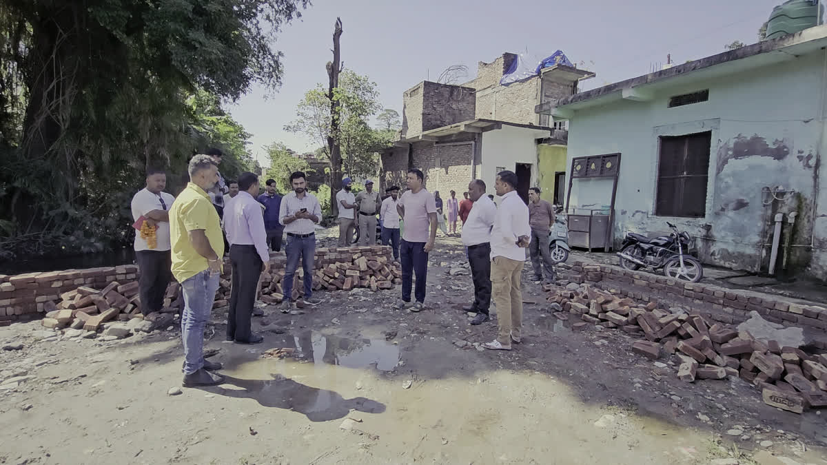 भूमि को अतिक्रमण मुक्त कराने के बाद पार्क निर्माण कार्य शुरू