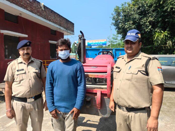 चोरी के ट्रैक्टर सहित आरोपी गिरफ्तार