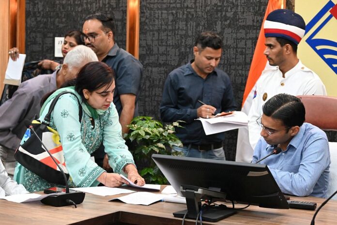 डीएम के संज्ञान में आते ही शिक्षिका को रूका हुआ वेतन सुरक्षा राशि व अनुभव प्रमाण पत्र जारी