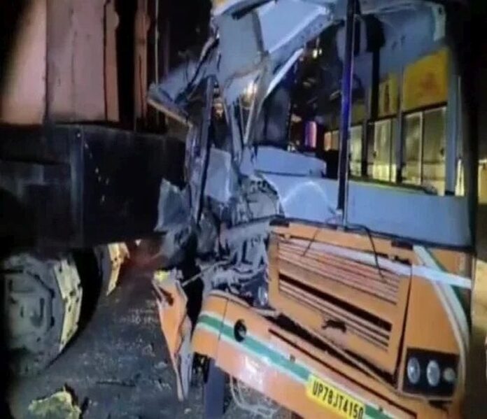 क्रेन से टकराई रोडवेज बस, तीन गंभीर