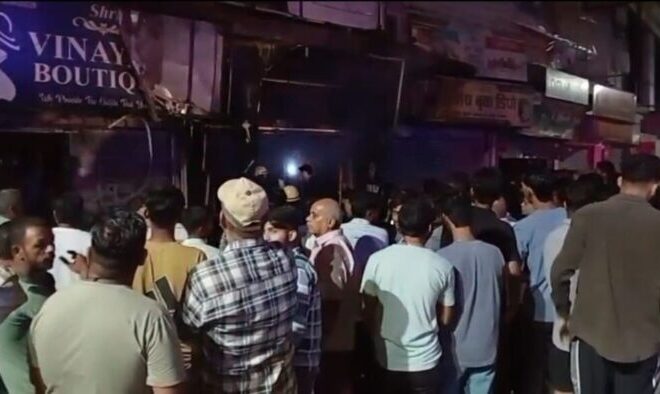 कपड़ों की दुकान में लगी भीषण आग से लाखों का नुकसान