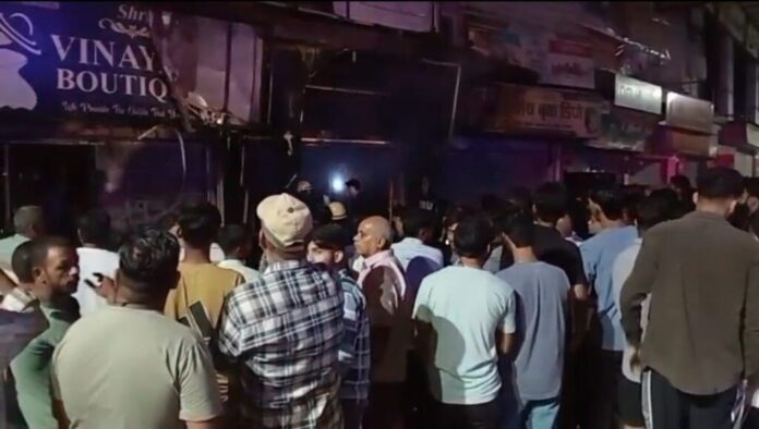 कपड़ों की दुकान में लगी भीषण आग से लाखों का नुकसान
