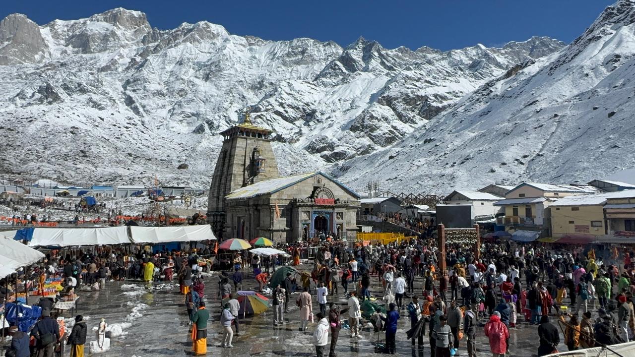 केदारनाथ यात्रा में अडचनों के बीच टूटा लाइफ टाइम रिकार्ड वर्ष 2025 में दर्शन के लिए अब तक पहुंचे 16 लाख 60 हजार तीर्थयात्री लगातार बर्फबारी के बावजूद यात्रियों की सुविधा के लिये प्रशासन ने किये विशेष इंतजाम