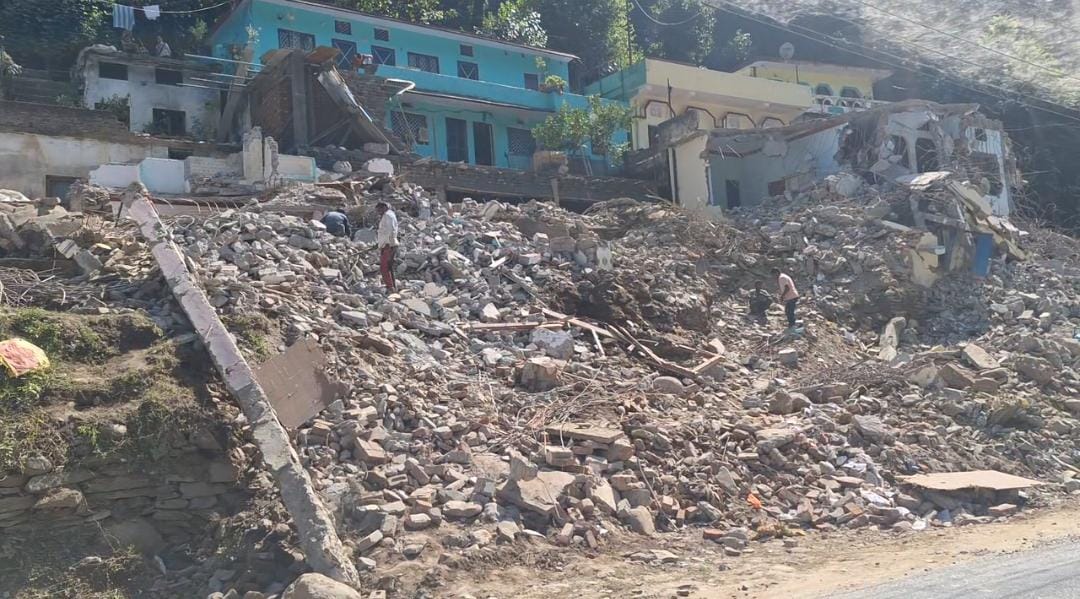 मुआवजा वितरण के बाद भी नहीं हटाया जा रहा अतिक्रमण