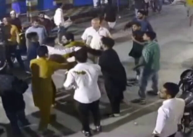 बच्ची से मारपीट की घटना के बाद जमकर चले लाठी डंडे