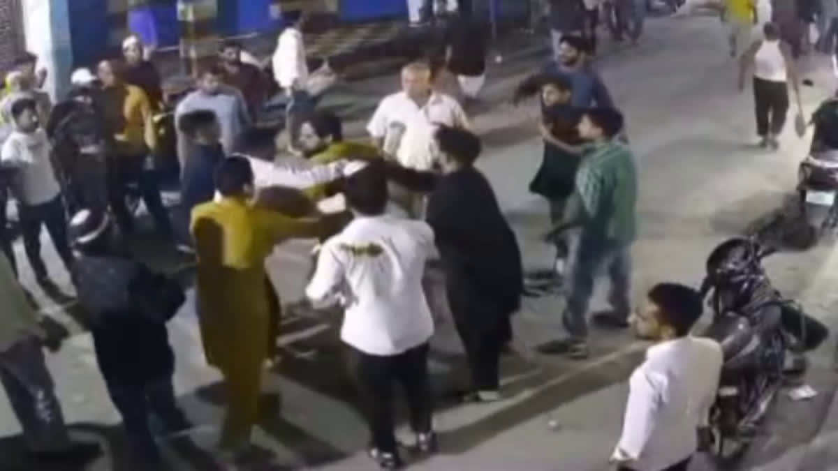 बच्ची से मारपीट की घटना के बाद जमकर चले लाठी डंडे