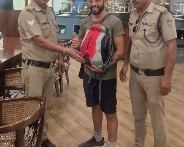विदेशी पर्यटक का खोया बैग पुलिस ने ढूंढकर लौटाया