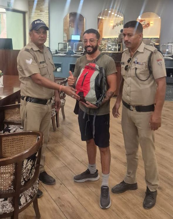 विदेशी पर्यटक का खोया बैग पुलिस ने ढूंढकर लौटाया