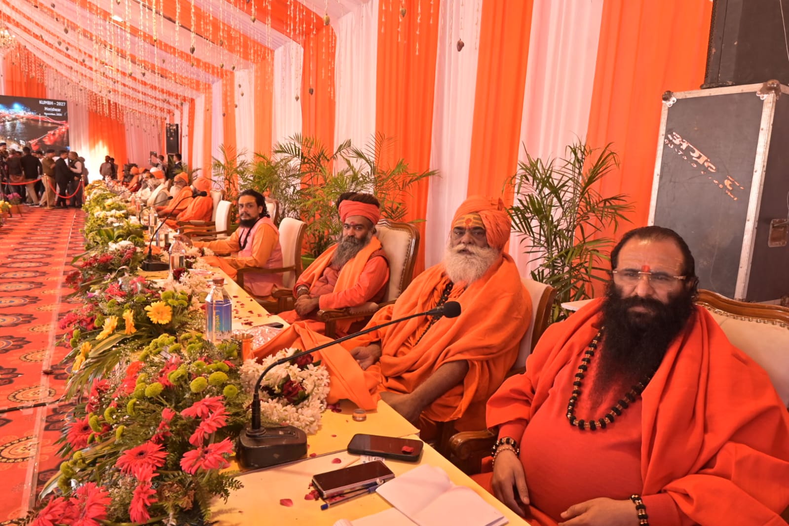 *2027 कुंभ के दिव्य और भव्य आयोजन के लिए मुख्यमंत्री ने अखाड़ों के आचार्यों एवं संतों के साथ बैठक की।*