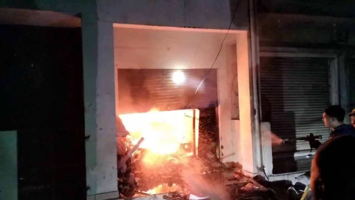 कबाड़ी की दुकान में लगी भीषण आग