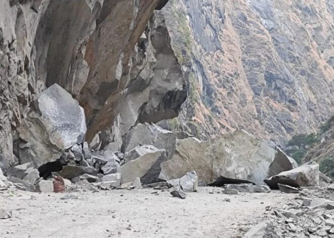 हाईवे पर विस्फोट के बाद मलबा गिरा